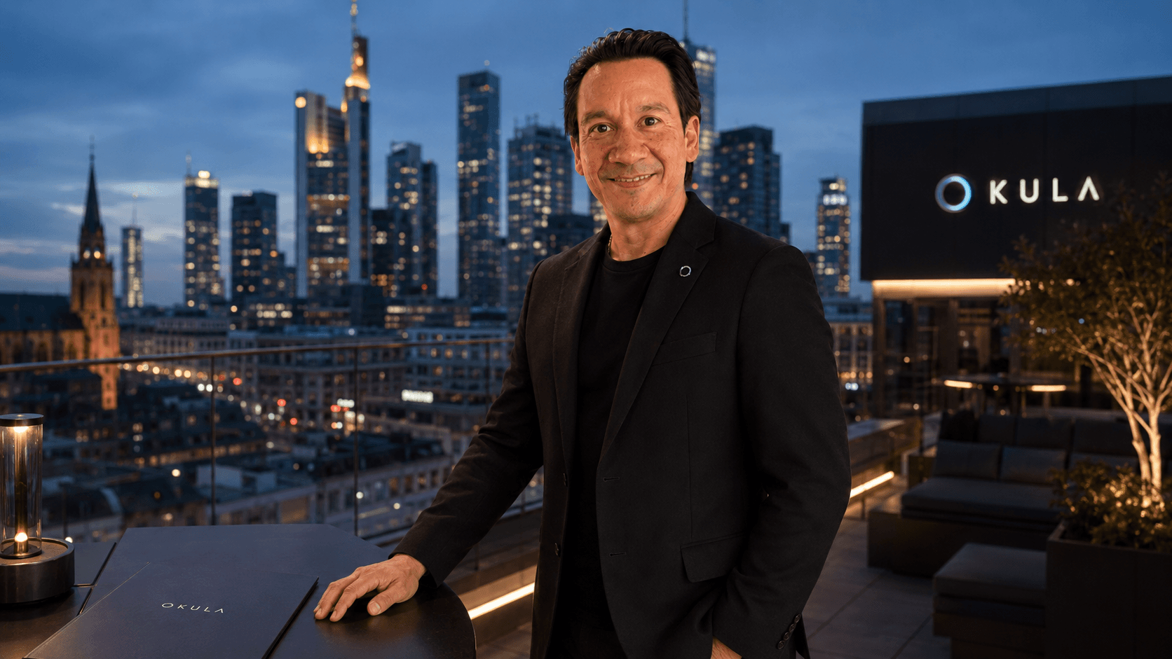 Patrick Susanto Klopf vor der Frankfurter Skyline